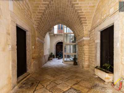 Accediamo quindi a un suggestivo androne pavimentato con chianche e coperto da una volta a crociera...